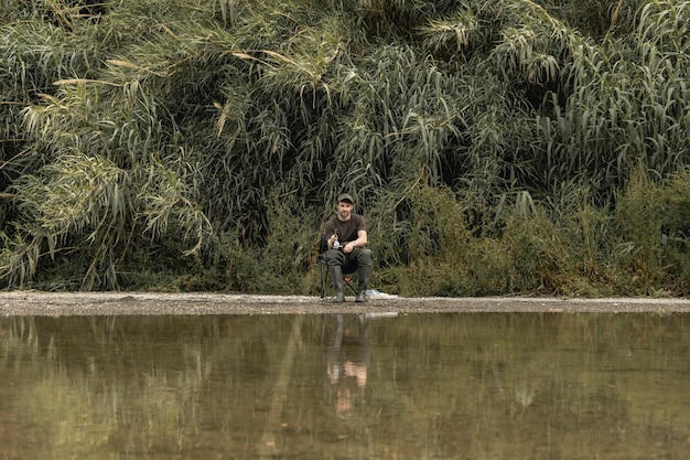 Uomo pesca al fiume