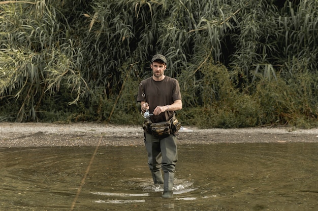 Uomo pesca al fiume