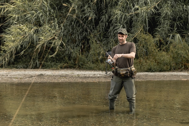 Uomo pesca al fiume