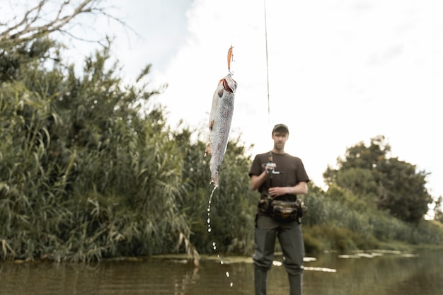 Uomo pesca al fiume