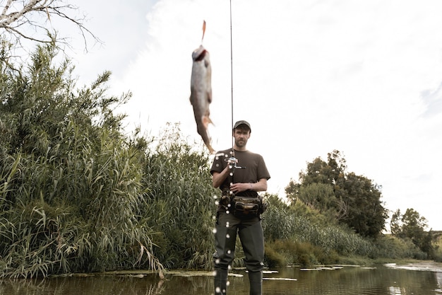 Uomo pesca al fiume