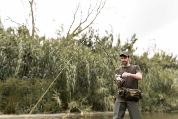 Uomo pesca al fiume