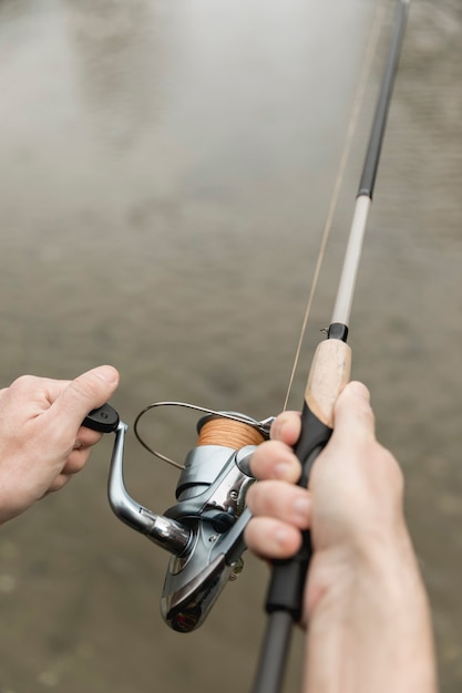 Uomo pesca al fiume