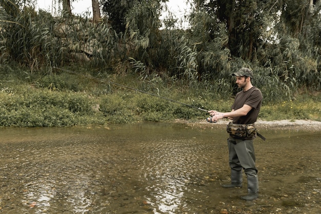 Uomo pesca al fiume