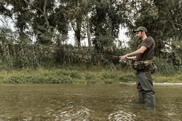 Uomo pesca al fiume