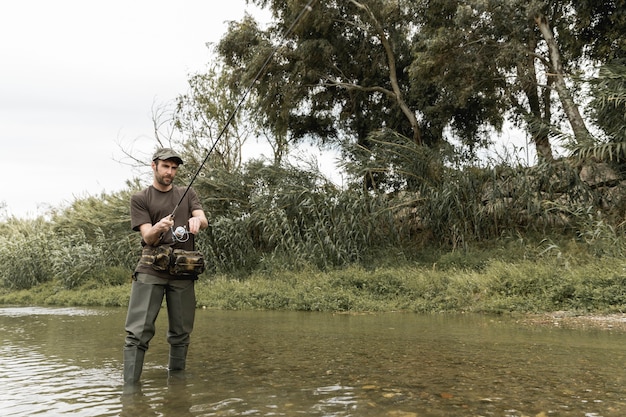 Uomo pesca al fiume