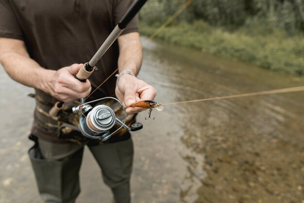 Uomo pesca al fiume