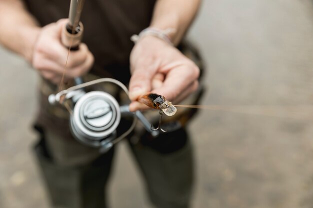 Uomo pesca al fiume