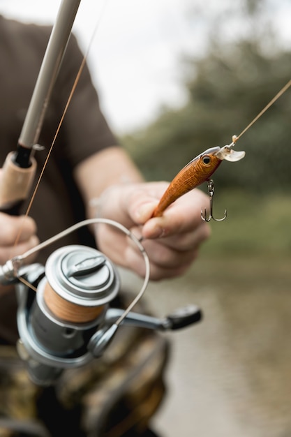 Uomo pesca al fiume