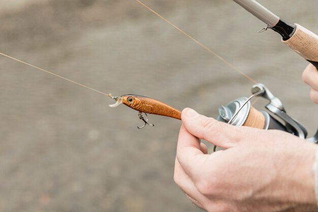 Uomo pesca al fiume