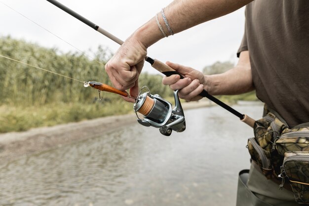 Uomo pesca al fiume