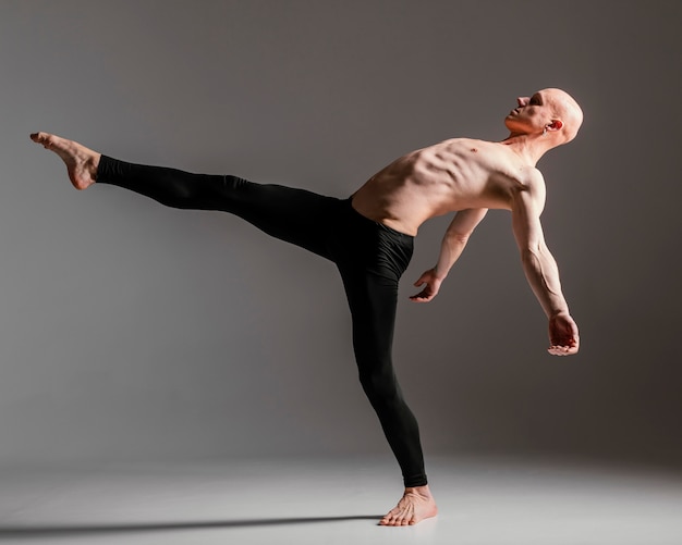 Uomo pieno del colpo che esegue la danza