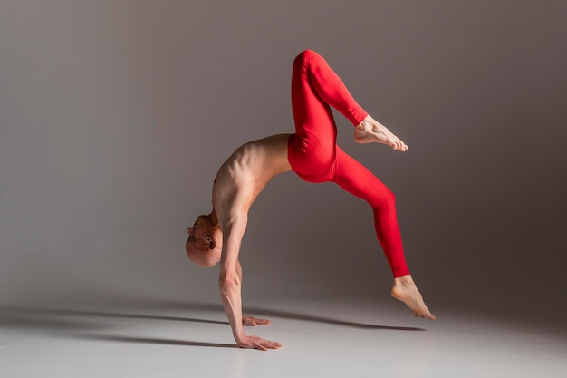 Uomo pieno del colpo che esegue la danza