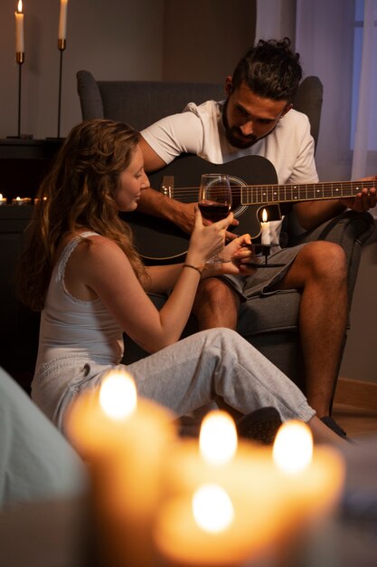 Uomo pieno del colpo che gioca la chitarra