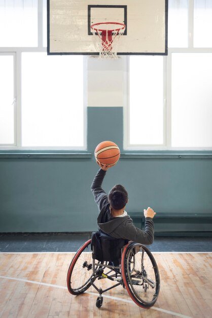 Uomo pieno del colpo che gioca pallacanestro