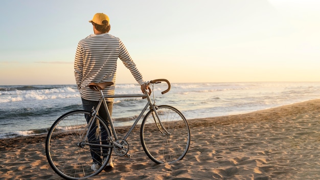 Uomo pieno del colpo che guarda il mare