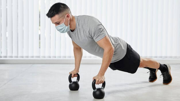 Uomo pieno del colpo che risolve con la maschera