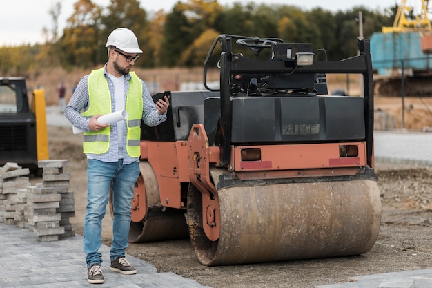 Uomo pieno del colpo sul cantiere