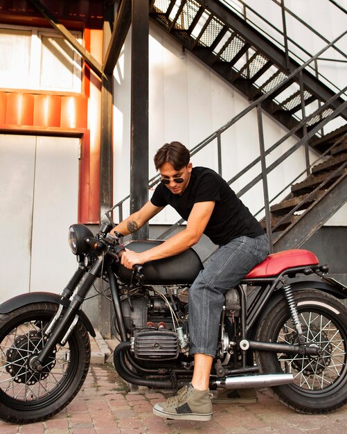 Uomo pieno del colpo sulla vecchia motocicletta