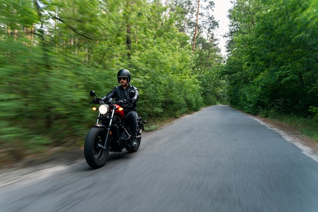 Uomo pieno di colpi con moto all'aperto