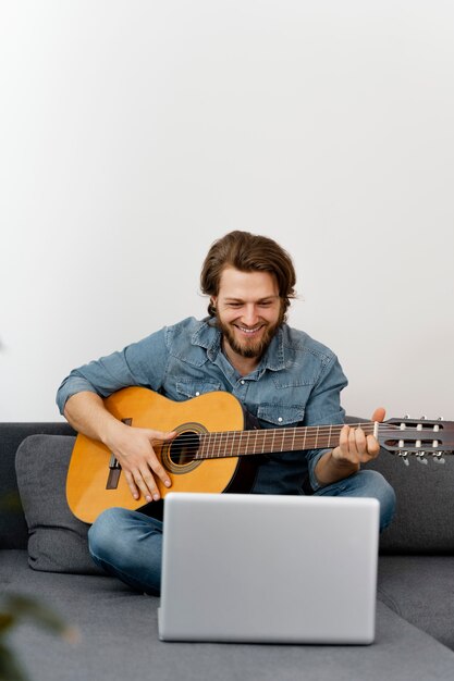 Uomo pieno di smiley colpo con la chitarra