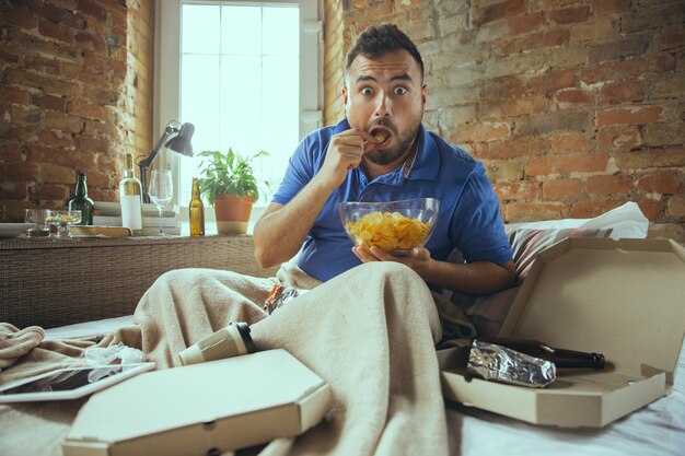 Uomo pigro che vive tutta la vita nel suo letto circondato da disordini