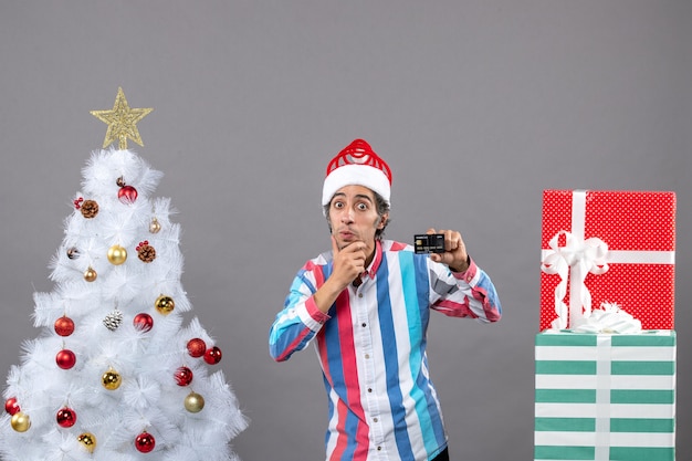 Uomo premuroso di vista frontale che mette la mano