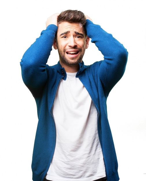 Uomo preoccupato tirando i capelli