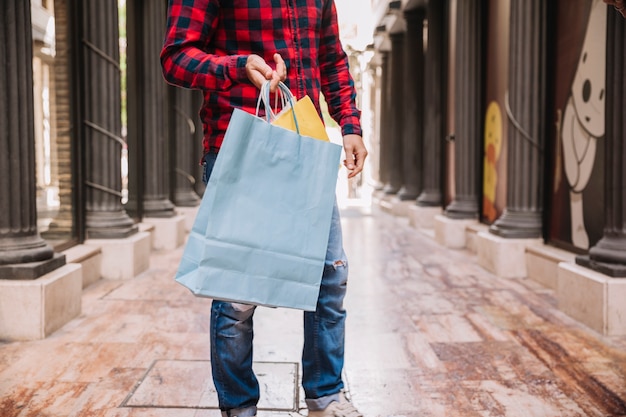 Uomo, presa a terra, shopping bag