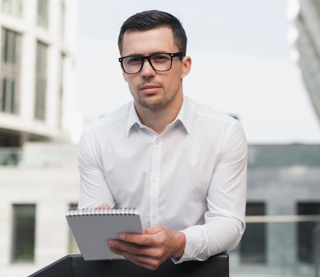 Uomo professionale con gli occhiali medio colpo