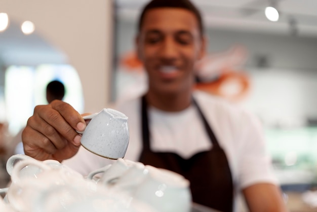 Uomo ravvicinato che fa il caffè