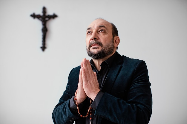 Uomo religioso che prega a casa