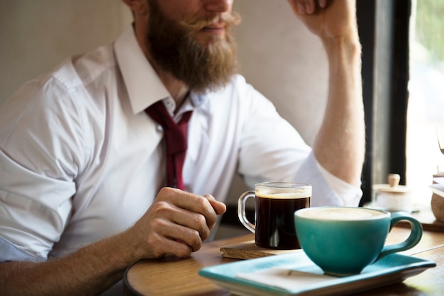 Uomo rilassarsi con un caffè al bar