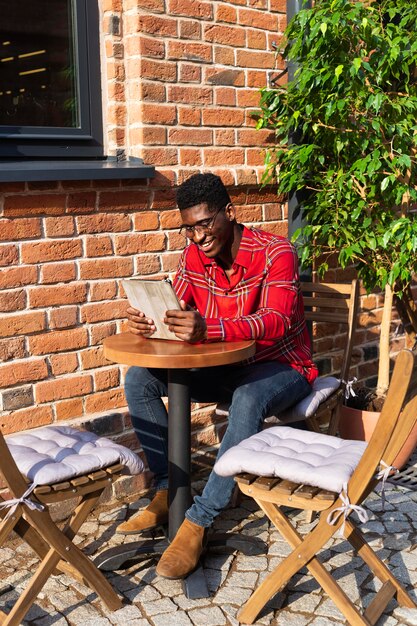 Uomo seduto a un tavolo e leggere