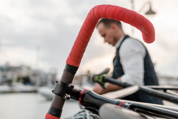 Uomo seduto accanto alla sua bici