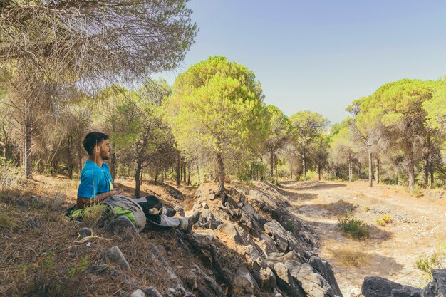 Uomo seduto in natura