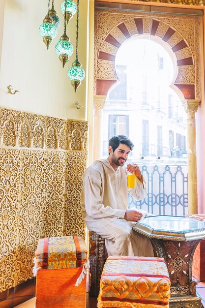 Uomo seduto nel ristorante arabo