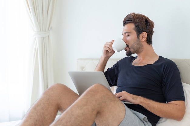 uomo seduto sul letto