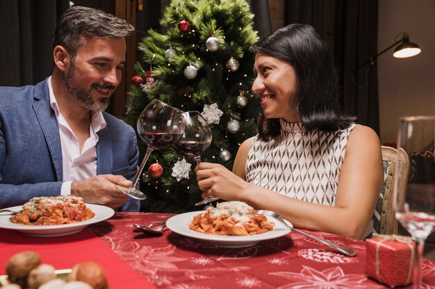 Uomo senior e donna che celebrano natale