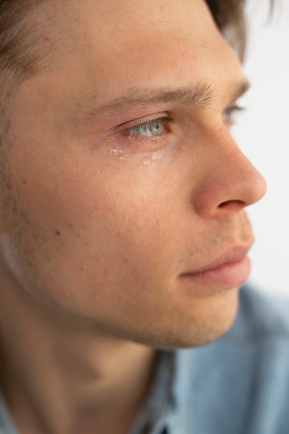 Uomo sensibile vista laterale che piange