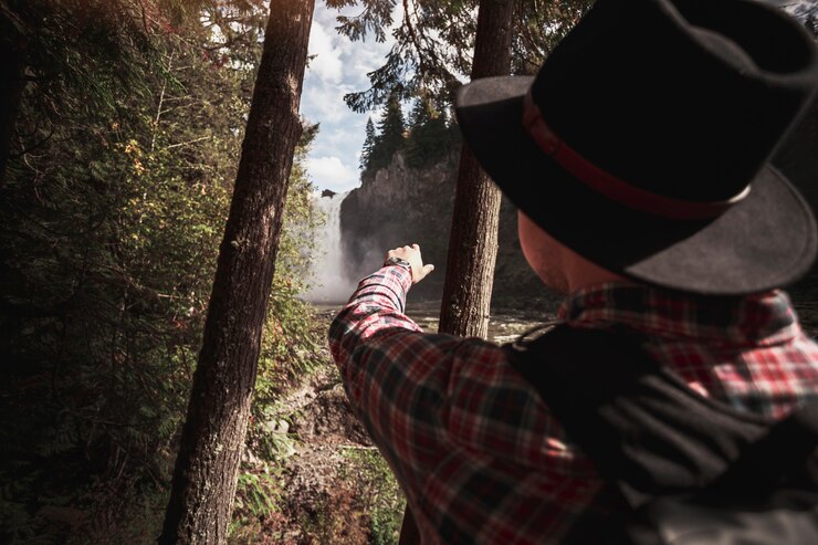 Foto gratuito uomo senza volto che viaggia nella foresta