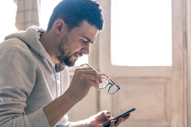 Uomo serio che tiene uno spazio di copia per smartphone