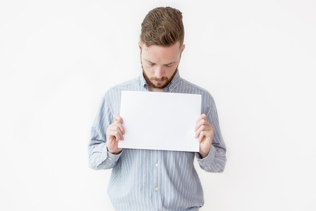 Uomo Serio Con Foglio Di Carte Bianche