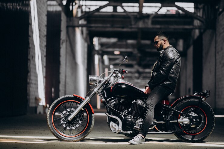 Foto gratuito uomo sexy bello in moto