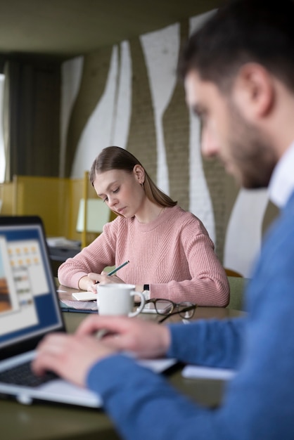 Uomo sfocato che lavora con il computer portatile