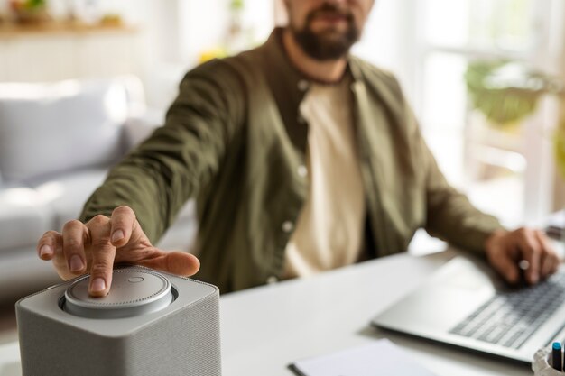 Uomo sfocato di vista frontale che lavora al computer portatile