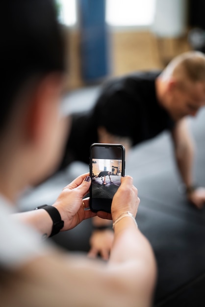 Uomo sfocato di vista laterale che fa burpees