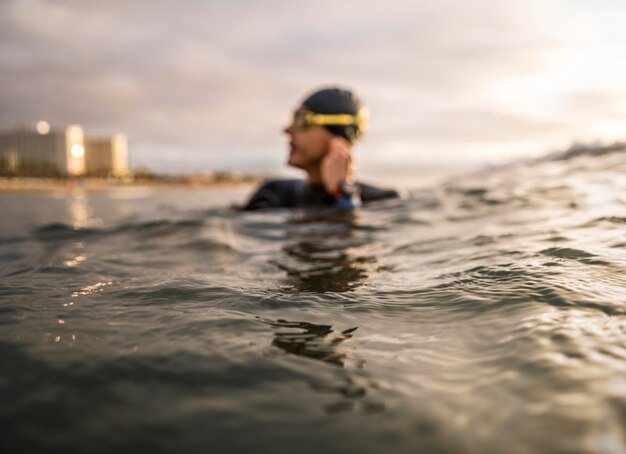 Uomo sfocato in acqua con gli occhiali di protezione