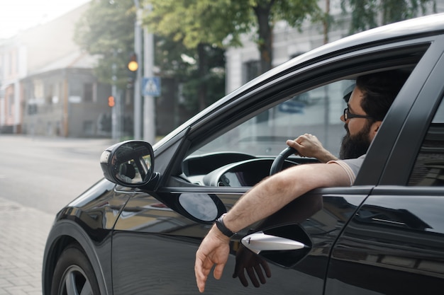 Uomo sicuro che guida un'auto