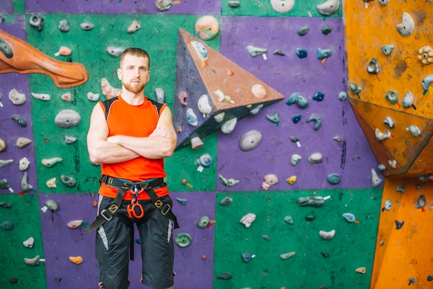 Uomo sicuro vicino alla parete rampicante